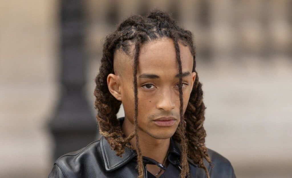 Descoperă geanta unică a lui Jaden Smith, o operă de artă în valoare de 47.000 de dolari, inspirată de forma unei case, cu un interior surprinzător