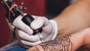 Cum un tatuaj te poate lăsa fără vedere, chiar și după mulți ani – Descoperirile recente în domeniu
