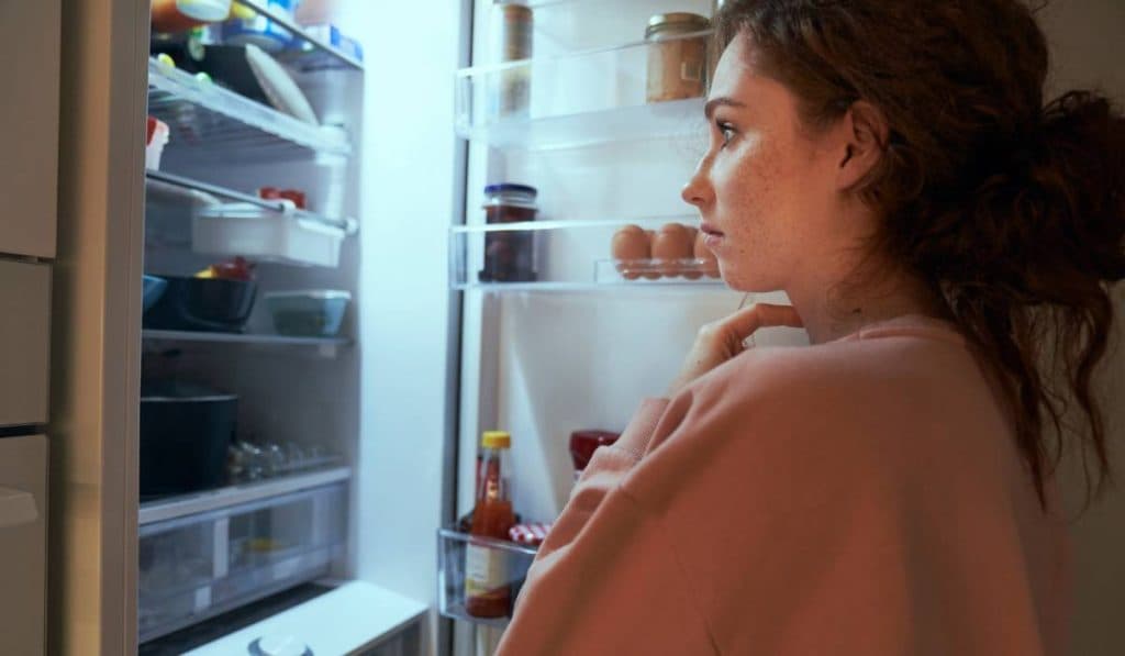 De ce crește apetitul pentru dulce înainte de menstruație: descifrarea influențelor hormonale asupra poftelor tale