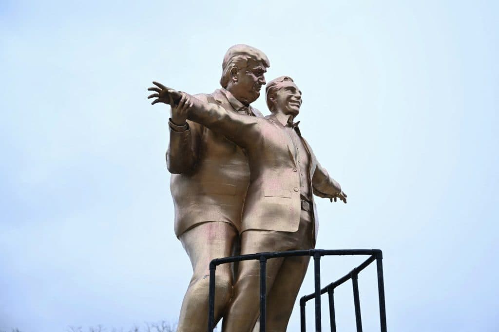 Donald Trump, sub lupă din nou pentru legătura sa cu Epstein. Descoperă locația statuii care reinterpretează celebra scenă din Titanic