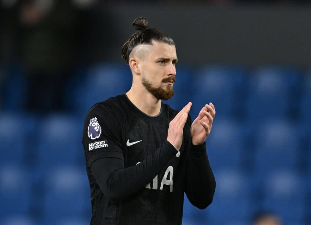 Drăgușin, în fața unei situații alarmante: cum ar afecta retrogradarea salariile jucătorilor de la Tottenham