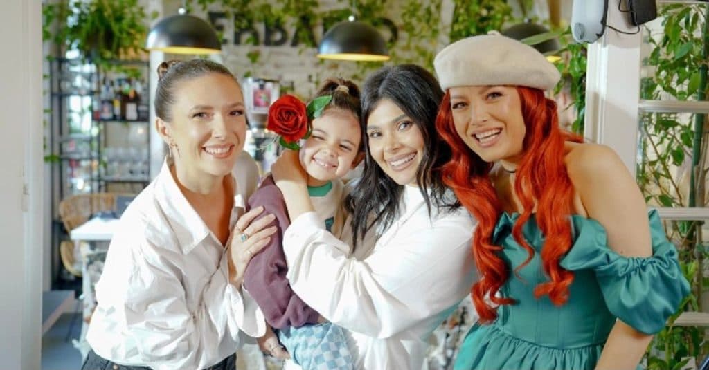 Elena Gheorghe și Adela Popescu, alături de mamele lor pe platourile de filmare! Ce le-a unit pe cele două?