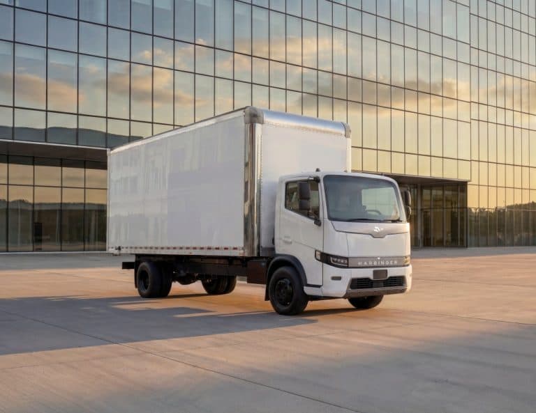 Harbinger lansează un camion de lucru compact, disponibil în versiuni electrice și hibride