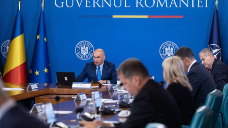 Executivul elaborează strategii pentru extinderea infrastructurii electrice. Ce solicitări a înaintat Bolojan ministerelor?