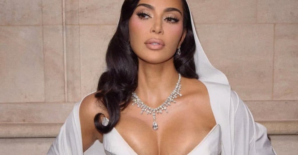 Incident stânjenitor pentru Kim Kardashian! A căzut în mod spectaculos de pe tocuri și a prins o femeie în vârstă pentru a evita o cădere totală
