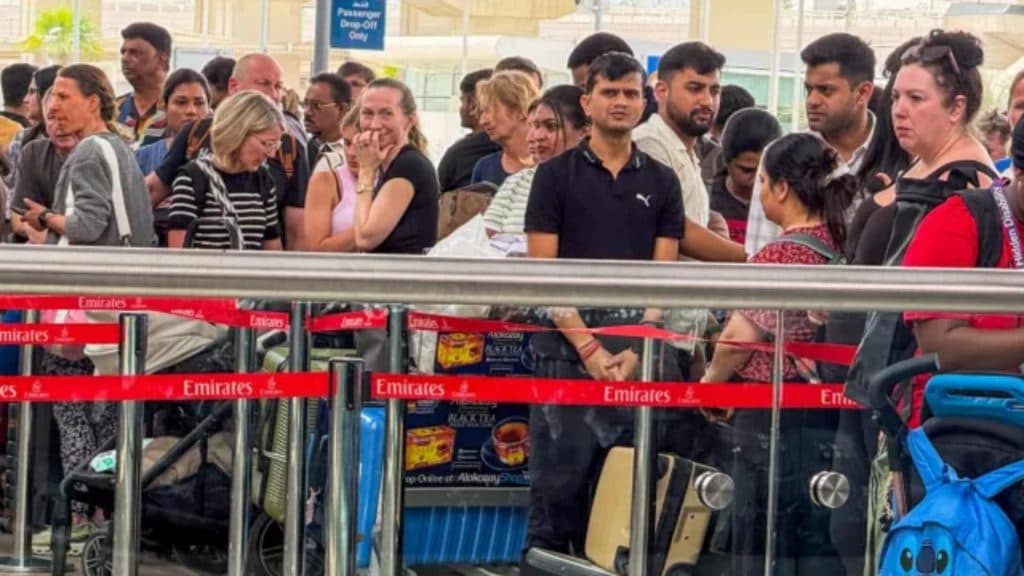 Zborul de repatriere al britanicilor din Oman se transformă într-un coșmar: avionul rămâne pe sol, iar pasagerii experimentează momente de panică