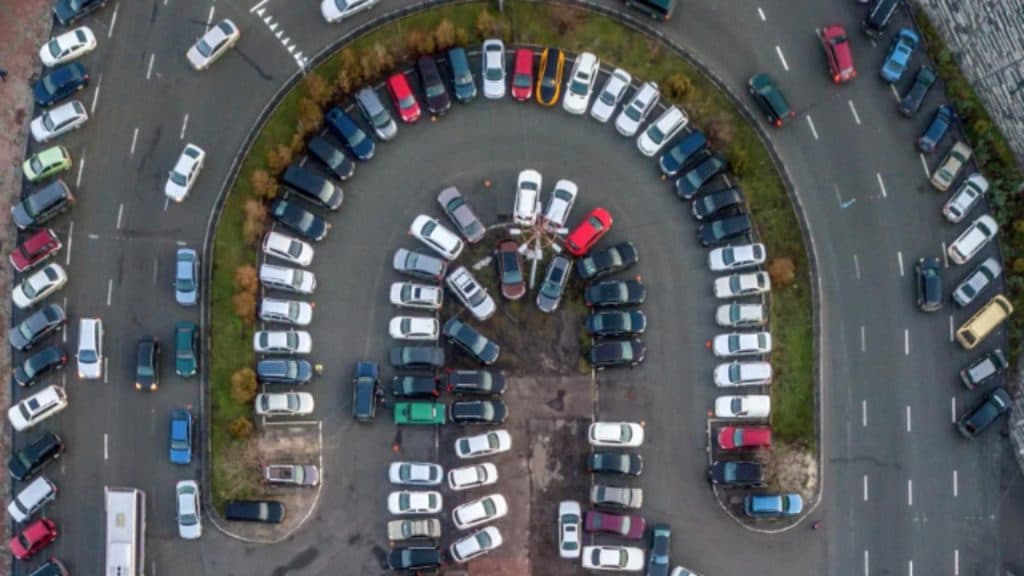 Harta parcărilor care ușurează portofelul șoferilor: unde plătesc românii cele mai mari taxe pentru parcare