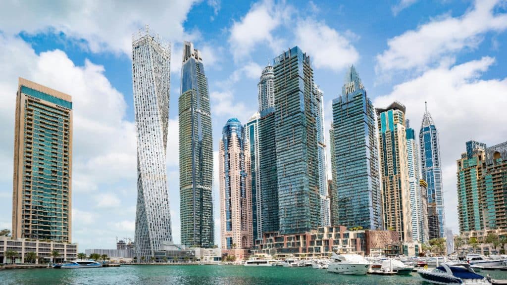 Hotelurile din Emiratele Arabe oferă o mână de ajutor turiștilor blocați, cu cazare gratuită în Abu Dhabi din partea Departamentului pentru Turism