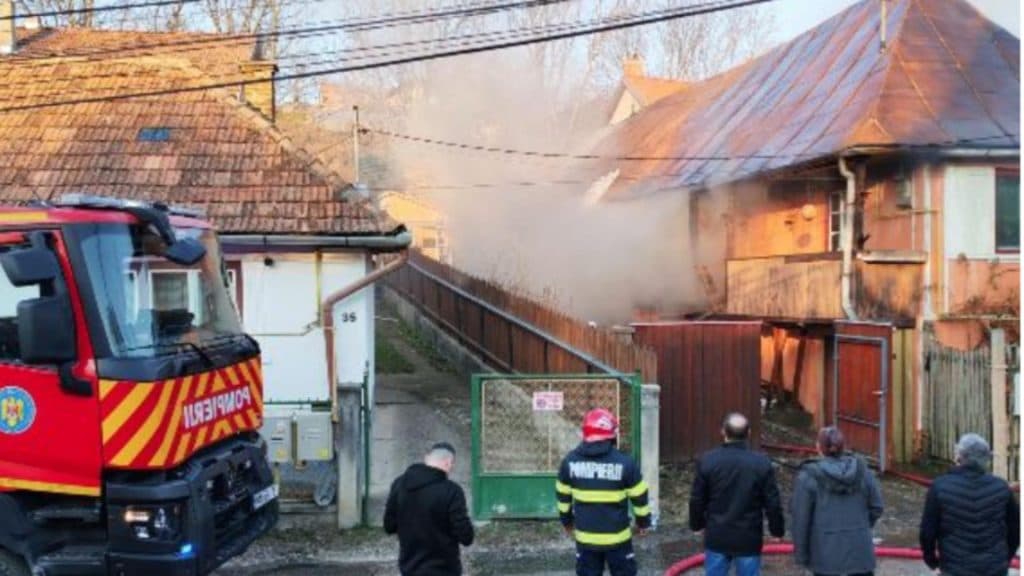 Flăcări devastatoare într-o gospodărie din Odorheiu Secuiesc: proprietara și un pompier, în stare de necesitate medicală