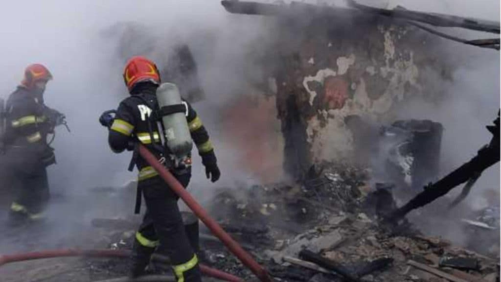 Flăcări devastatoare într-o gospodărie din Vrancea: două persoane în stare critică