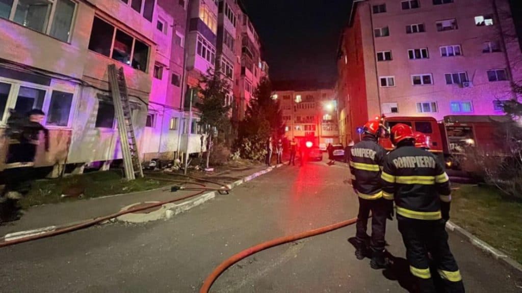 Flăcări devastatoare într-un imobil din Sibiu: 50 de locatari în pericol