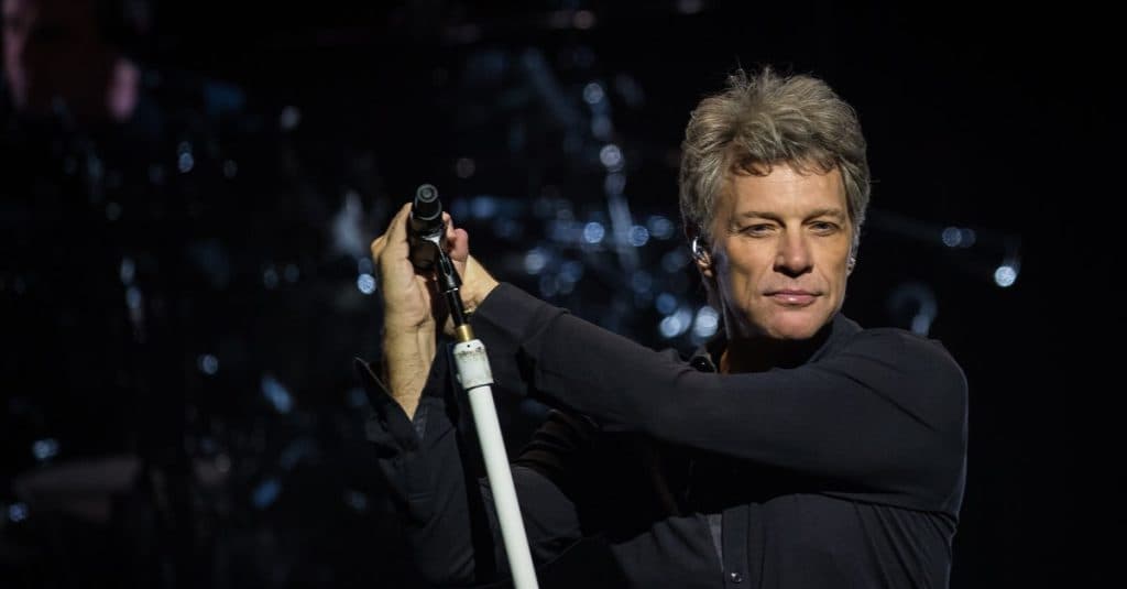 Jon Bon Jovi sărbătorește 64 de ani cu o declarație plină de umor: „Părul meu e alb, dar măcar îl am în întregime.”