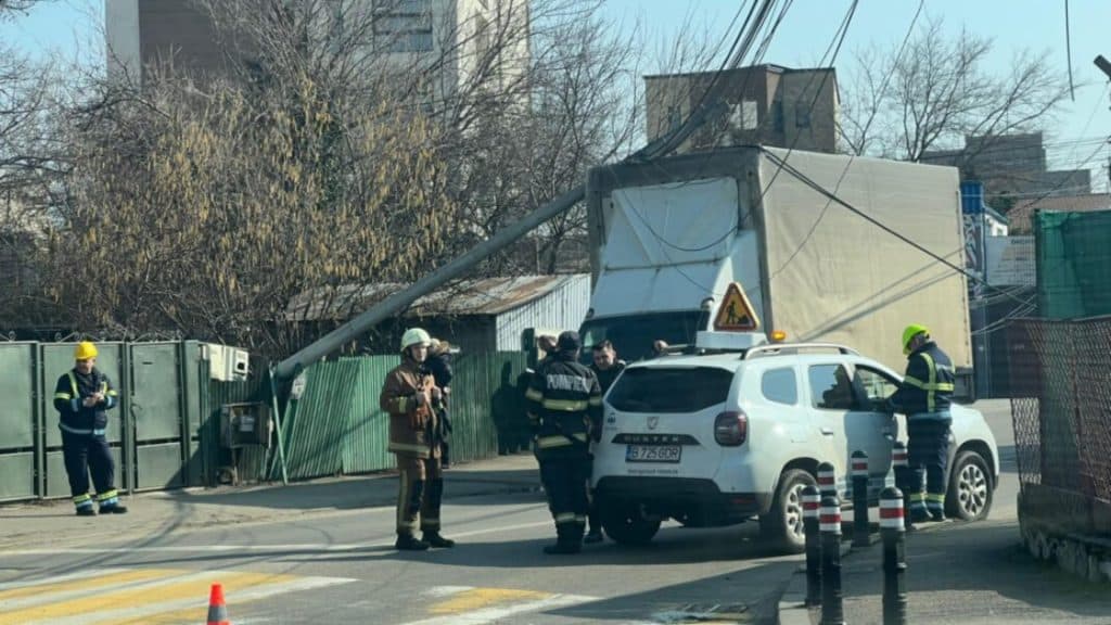 Un stâlp căzut a pus în pericol o autoutilitară pe străzile din Ploiești