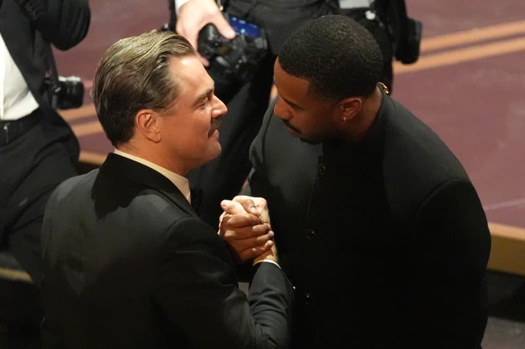 Leonardo DiCaprio, surpriză de proporții la Gala Premiilor Oscar 2026: Fanii observă schimbările de look ale actorului – „Se pare că trece printr-o criză a vârstei mijlocii.”