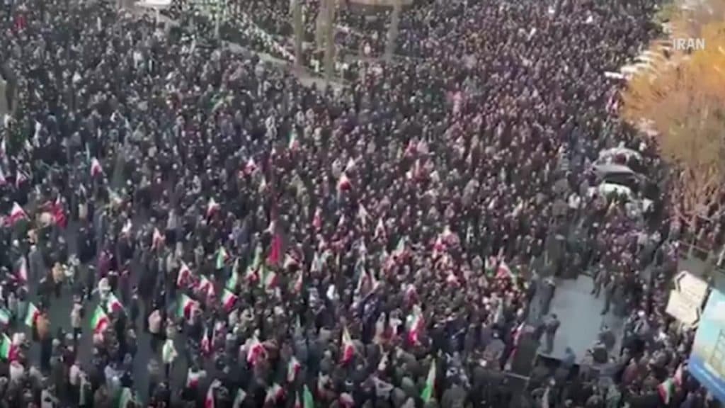 Mii de iranieni au inundat străzile scandând „moarte Americii!” în urma morții lui Khamenei, considerată oficial un act de martiriu