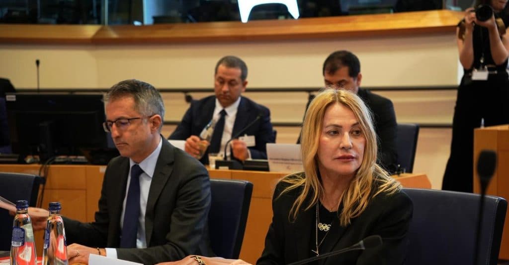 Nadia Comăneci, omagiată în Parlamentul European la 50 de ani de la performanțele sale legendare în gimnastică: „Sportul poate transforma lumea.”