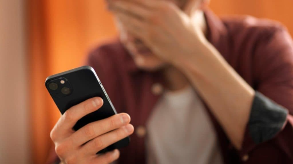 Escrocheriile moderne: Cum își păcălesc infractorii victimele prin apeluri telefonice pentru a le fura banii