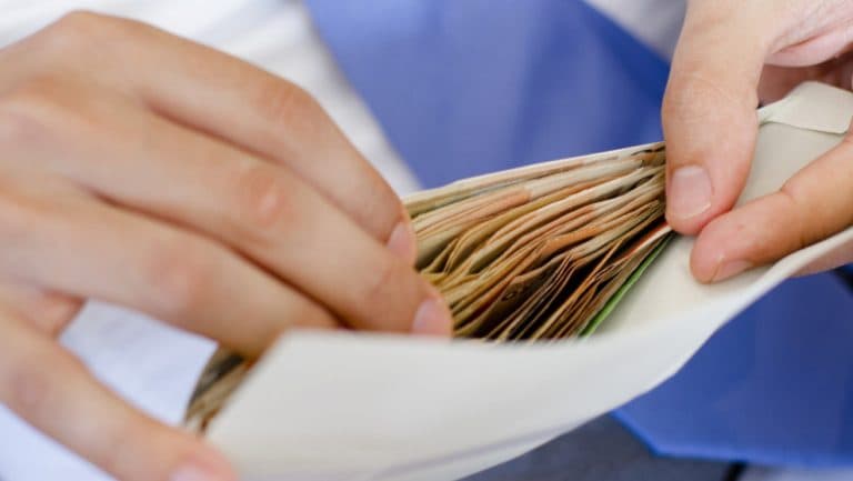 OCDE trage un semnal de alarmă: munca la negru persistă în România. Impactul salariilor „în plic” asupra economiei locale
