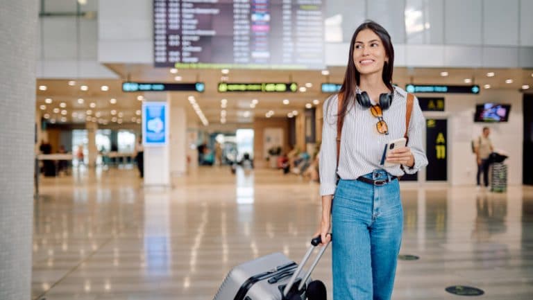 Parlamentul European introduce reglementări inovatoare pentru pachetele de vacanță: cum pot turiștii să anuleze călătoriile fără penalizări?