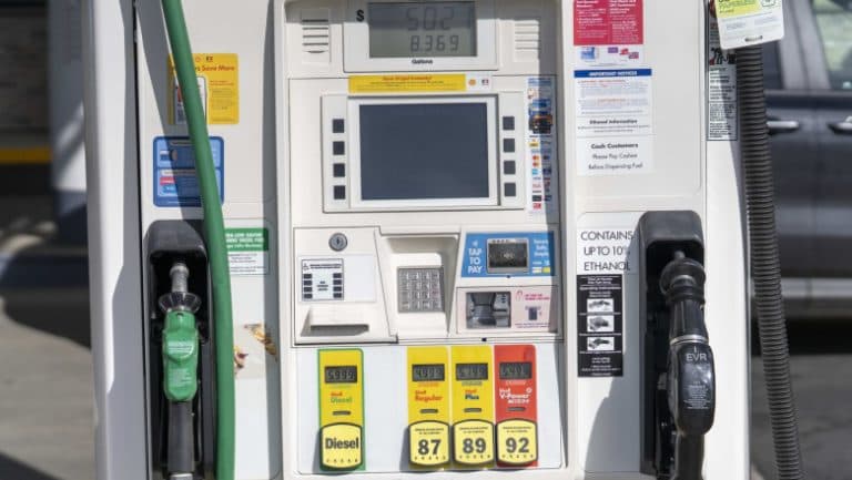 Scumpirea benzinei în SUA: O creștere de 20% din cauza conflictului din Iran și cum se compară cu prețurile din România