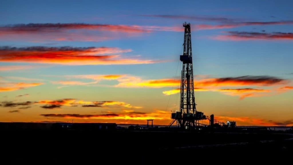 Prețul țițeiului a sărit în aer luni dimineață, ca urmare a intensificării tensiunilor din Orientul Mijlociu. Previziuni alarmante pentru costurile carburanților