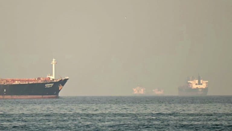 Petrolul a înregistrat o creștere de peste 3% joi, iar închiderea strâmtorii Ormuz ar putea avea un impact semnificativ