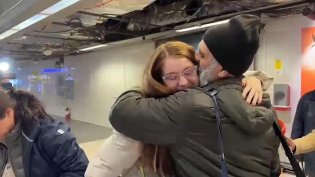 Întoarcerea emoționantă a primilor români repatriați din Orientul Mijlociu: peste 300 de conaționali au pășit din nou pe pământul natal, marți dimineață