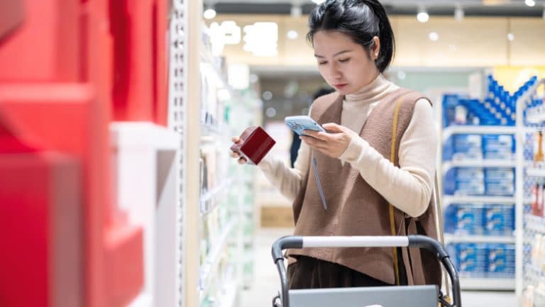 Cosmeticele viitorului: etichete digitale cu informații ușor accesibile prin cod QR