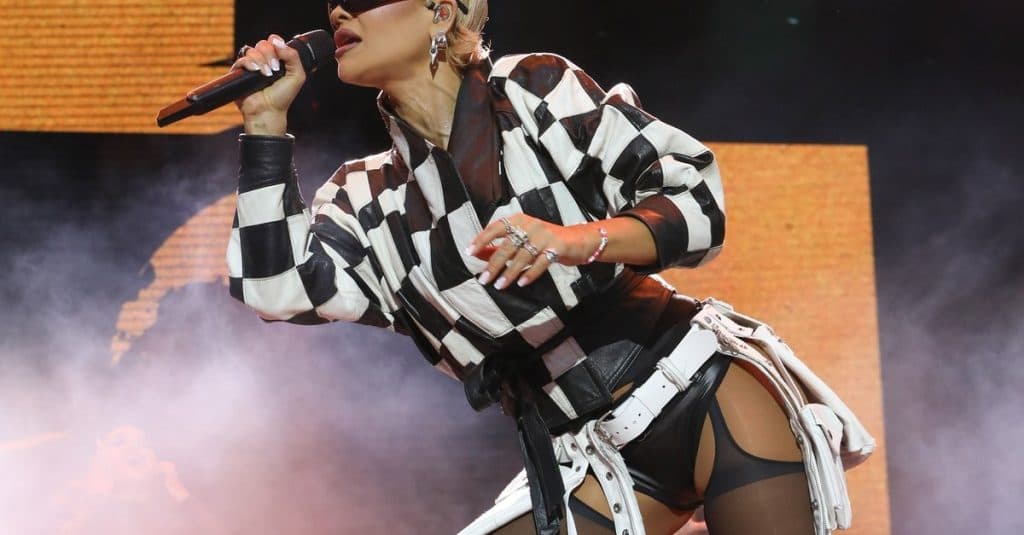 Rita Ora strălucește pe scenă! A impresionat cu apariția sa provocatoare la concert