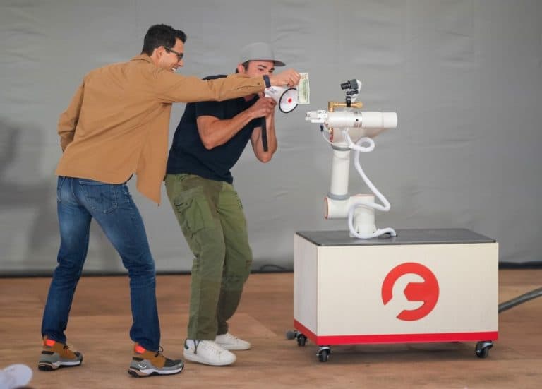 Rivian: Scaringe consideră că abordarea noastră față de roboți este greșită