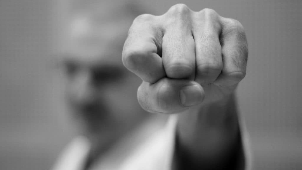 Zece zile de concediu plătit pentru supraviețuitorii violenței domestice: Ghidul accesării acestora
