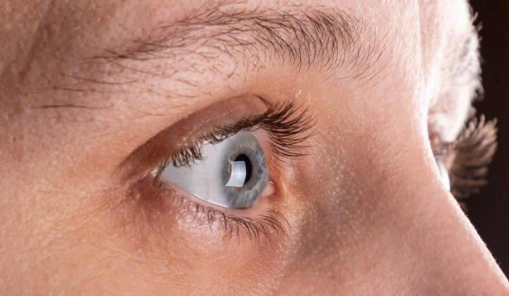 Semnul discret din sprâncene care indică o lipsă de nutrienți