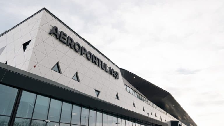 Aeroportul din Iași își deschide porțile pentru pasageri, dar fără aviz de securitate împotriva incendiilor