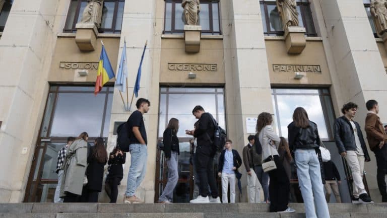 Sprijin financiar lunar pentru tinerii din sistemul de protecție socială care continuă studiile sau își găsesc un loc de muncă până la vârsta de 26 de ani