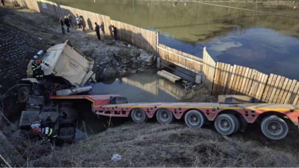 Accident grav pe DN 7, în Vâlcea: un camion a ajuns în șanț, iar un șofer se află în stare critică