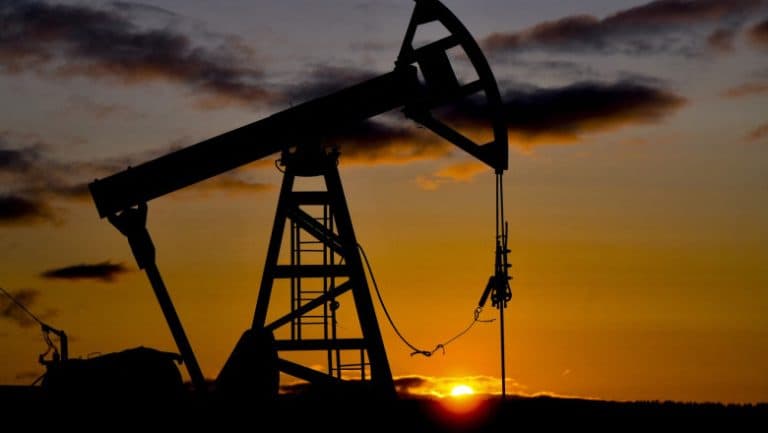 O mare putere petrolieră își reduce producția din cauza conflictului din Iran