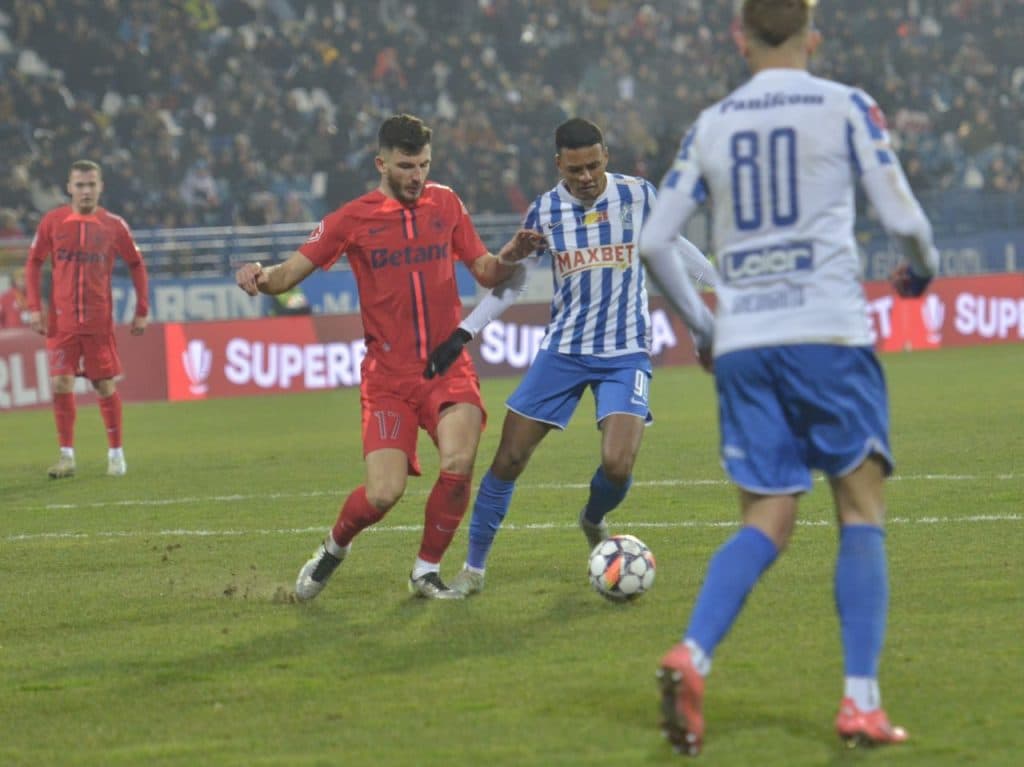 Aproape de FC Barcelona, dar șocați de decizia arbitrului! Fanii au sărit pe teren în semn de protest