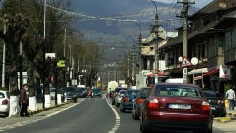 Alarmă pe DN1: Zidul precar din vecinătatea primăriei Comarnic amenință să cedeze pe șosea. Ce măsuri iau autoritățile?