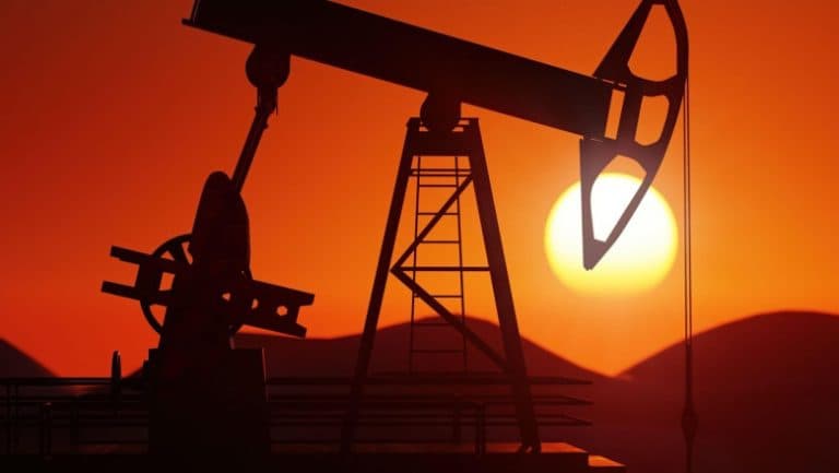 Petrolul se îmb expensivează cu 25%, iar aurul își pierde din valoare. Donald Trump afirmă: „un preț mic de plătit”. Ce alte creșteri de prețuri generează conflictul din Iran?
