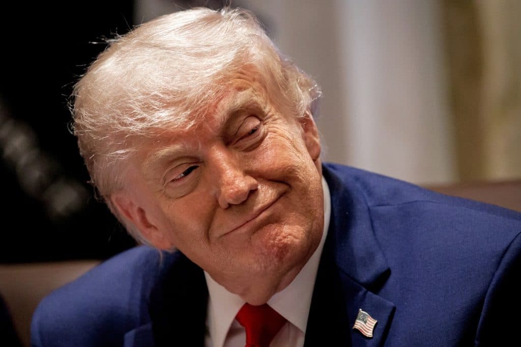 Donald Trump își prezintă portretul pe noul pașaport american