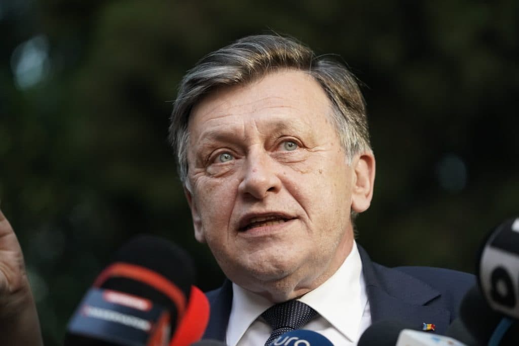 Crin Antonescu critică conducerea PNL pentru trădare