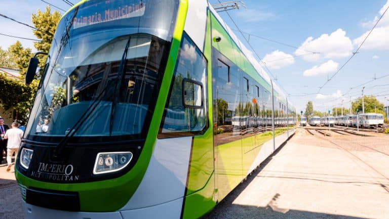 Un tramvai deraiat pe Bulevardul Preciziei din București