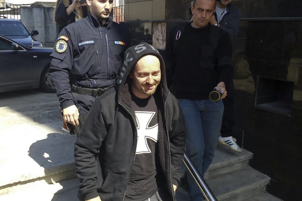 Rapperul Cheloo a fost imobilizat de poliție și dus la spital