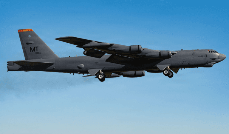 un bombardier b-52 stratofortress a prabusit in california