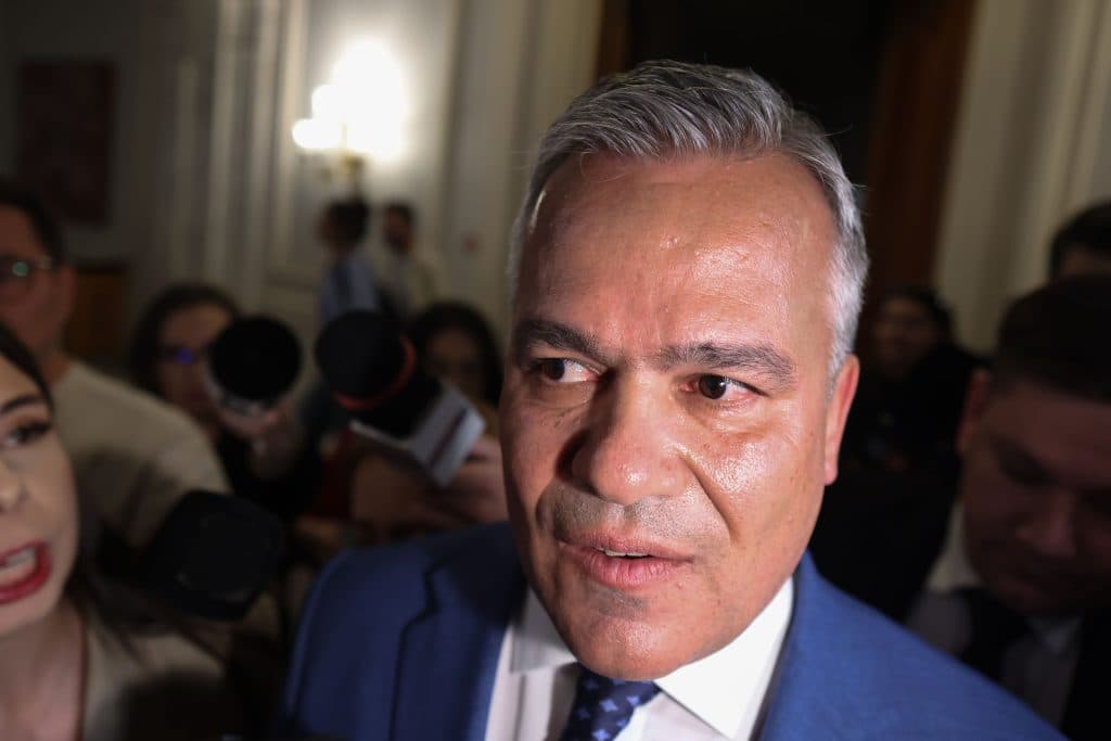 Social-democrații negociază pentru voturi în sprijinul lui Veștea