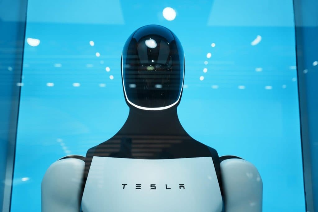 Tesla dezvăluie progresele robotului umanoid Optimus