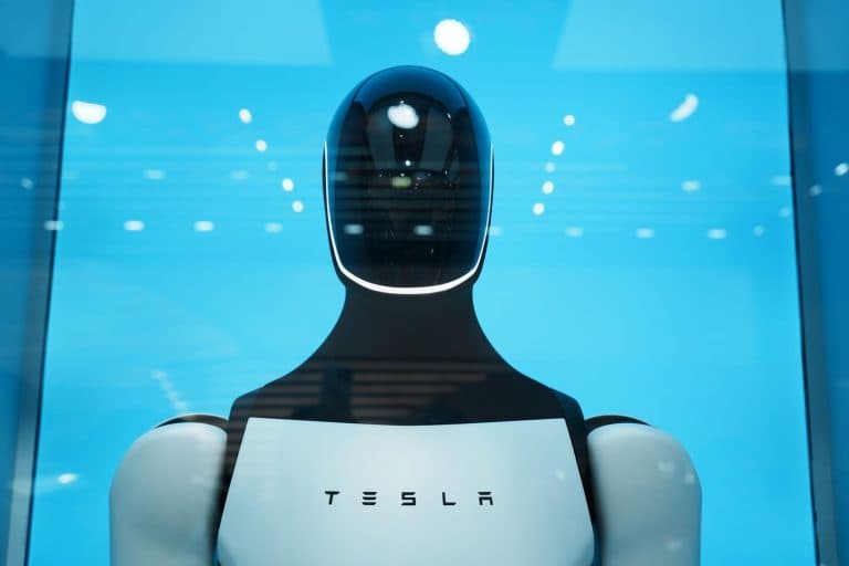 Tesla dezvăluie progresele robotului umanoid Optimus