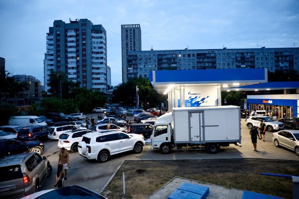 Autoritățile din Rusia cer profesorilor să supravegheze cozile la benzinării