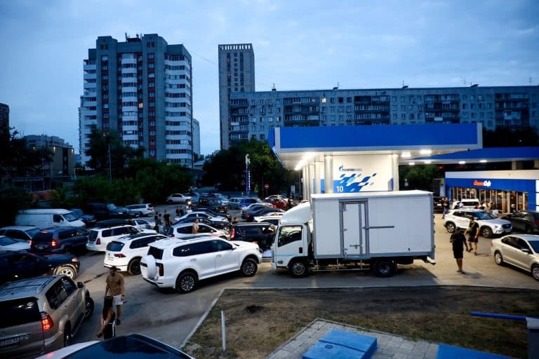 Autoritățile din Rusia cer profesorilor să supravegheze cozile la benzinării