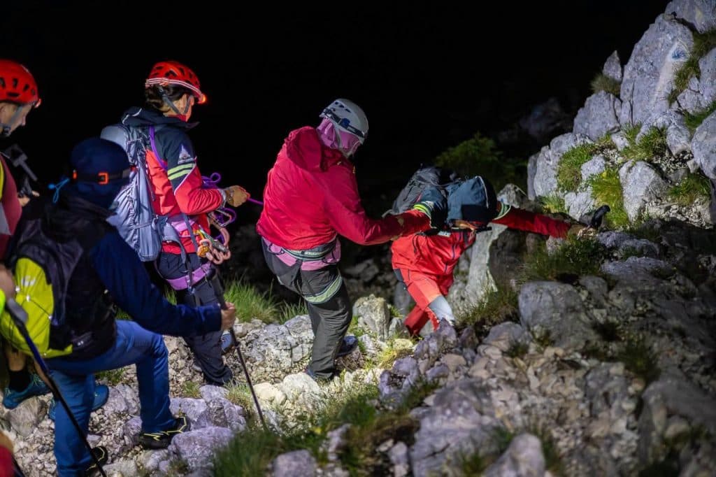 Trei turişti străini, salvaţi după șapte ore de salvamontişti